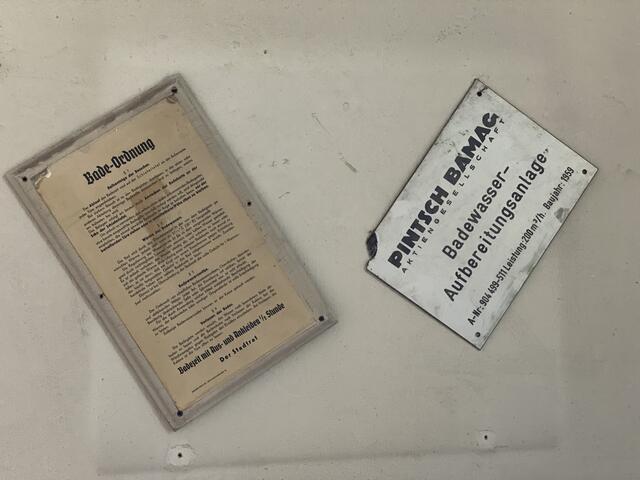 Viele alte Schätzchen wurden für die Fans gesammelt. Für den guten Zweck kann man sich ein Stückchen Original-Volksbad mit nach Hause nehmen.  | Foto: Nicole Fuchsbauer