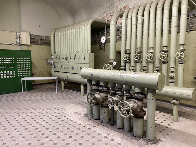 Sprung ins Jahr 1914: der Regelungsraum mit aufwendigem Fliesenboden.  | Foto: Nicole Fuchsbauer