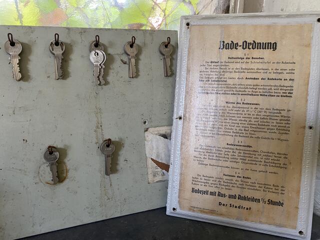 Viele alte Schätzchen wurden für die Fans gesammelt. Für den guten Zweck kann man sich ein Stückchen Original-Volksbad mit nach Hause nehmen.  | Foto: Nicole Fuchsbauer