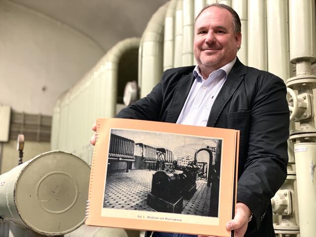 Alles wie früher am Originalschauplatz: Dr. Christian Pröbiuß (Volksbadsprecher) zeigt eine alte Aufnahme des sogenannten Regelungsraums im Volksbad.  | Foto: Nicole Fuchsbauer