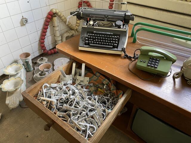 Viele alte Schätzchen wurden für die Fans gesammelt. Für den guten Zweck kann man sich ein Stückchen Original-Volksbad mit nach Hause nehmen.  | Foto: Nicole Fuchsbauer