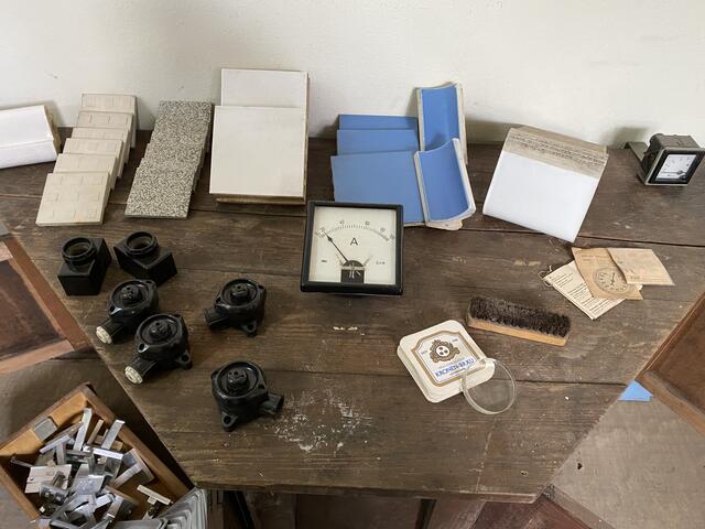 Viele alte Schätzchen wurden für die Fans gesammelt. Für den guten Zweck kann man sich ein Stückchen Original-Volksbad mit nach Hause nehmen.  | Foto: Nicole Fuchsbauer