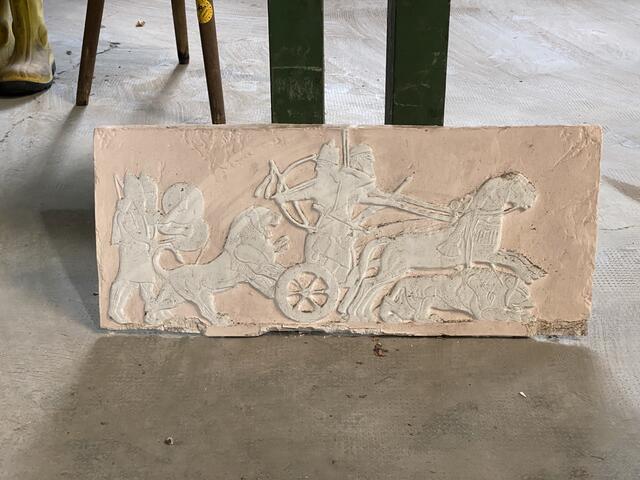 Viele alte Schätzchen wurden für die Fans gesammelt. Für den guten Zweck kann man sich ein Stückchen Original-Volksbad mit nach Hause nehmen.  | Foto: Nicole Fuchsbauer