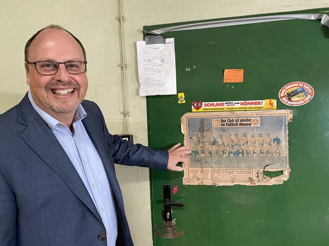 Entdeckt: Ein Bericht über den Club-Aufstieg im Jahr 1980. Bürgermeister Christian Vogel entdeckte zur großen Freude darauf Horst Weyerich (5.v.r.), seinen ehemaligen Nachbarn.  | Foto: Nicole Fuchsbauer