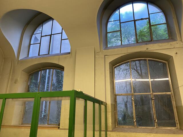 Der Regelungsraum von der anderen Seite. Große Fenster ließen viel Tageslicht für die Mitarbeiter in die Technikzentrale.  | Foto: Nicole Fuchsbauer