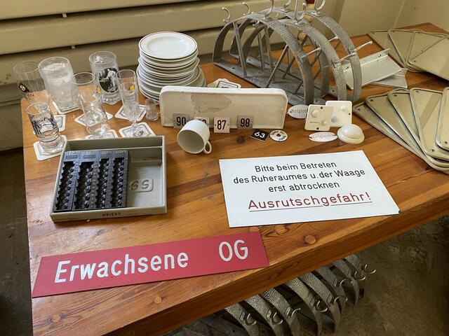 Viele alte Schätzchen wurden für die Fans gesammelt. Für den guten Zweck kann man sich ein Stückchen Original-Volksbad mit nach Hause nehmen.  | Foto: Nicole Fuchsbauer