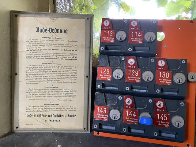 Viele alte Schätzchen wurden für die Fans gesammelt. Für den guten Zweck kann man sich ein Stückchen Original-Volksbad mit nach Hause nehmen.  | Foto: Nicole Fuchsbauer