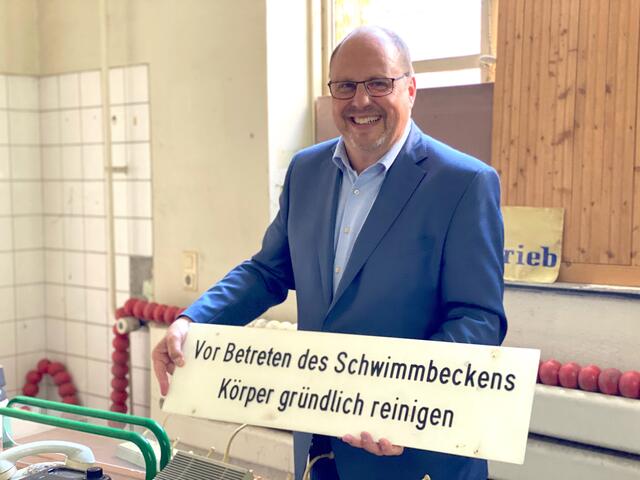 Bürgermeister Christian Vogel stellte ein paar alte ,,Schätzchen" aus dem Nürnberger  Voksbad vor.  | Foto: Nicole Fuchsbauer