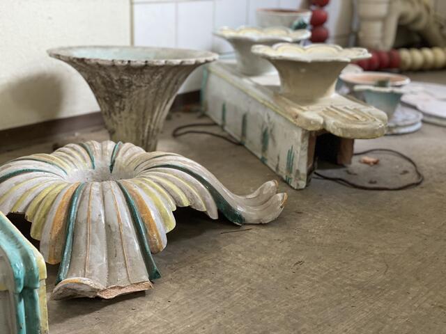 Viele alte Schätzchen wurden für die Fans gesammelt. Für den guten Zweck kann man sich ein Stückchen Original-Volksbad mit nach Hause nehmen.  | Foto: Nicole Fuchsbauer