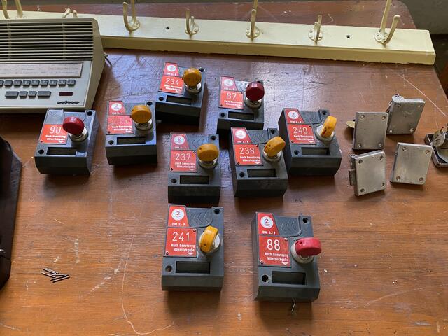 Viele alte Schätzchen wurden für die Fans gesammelt. Für den guten Zweck kann man sich ein Stückchen Original-Volksbad mit nach Hause nehmen.  | Foto: Nicole Fuchsbauer