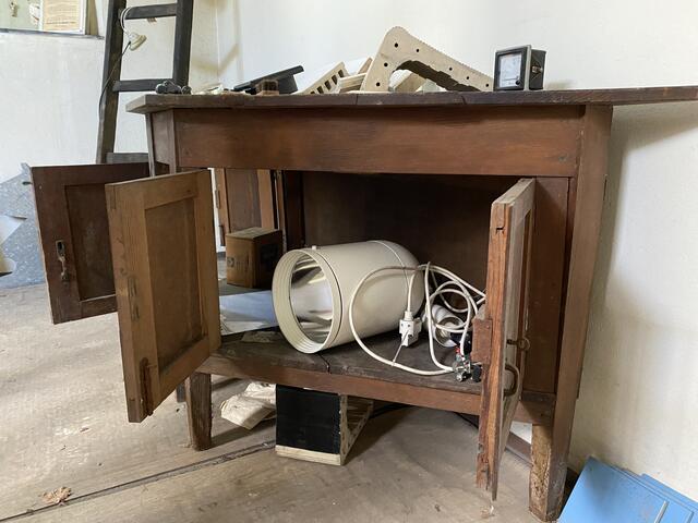 Viele alte Schätzchen wurden für die Fans gesammelt. Für den guten Zweck kann man sich ein Stückchen Original-Volksbad mit nach Hause nehmen.  | Foto: Nicole Fuchsbauer