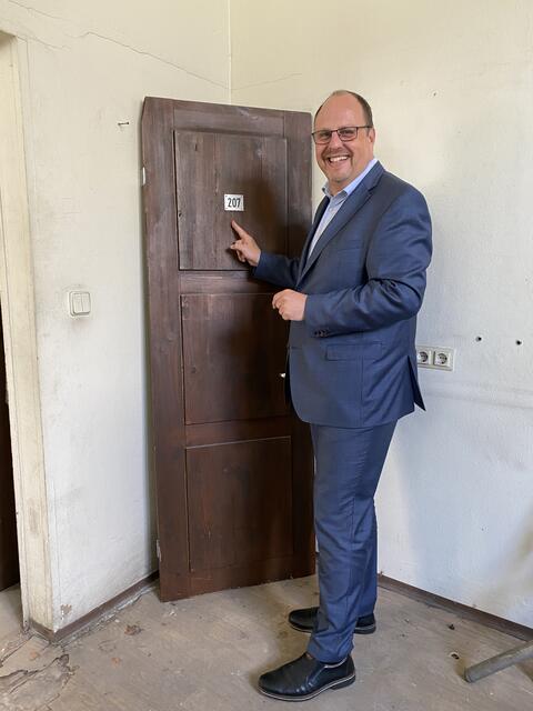 Viele alte Schätzchen wurden für die Fans gesammelt. Für den guten Zweck kann man sich ein Stückchen Original-Volksbad mit nach Hause nehmen.  | Foto: Nicole Fuchsbauer