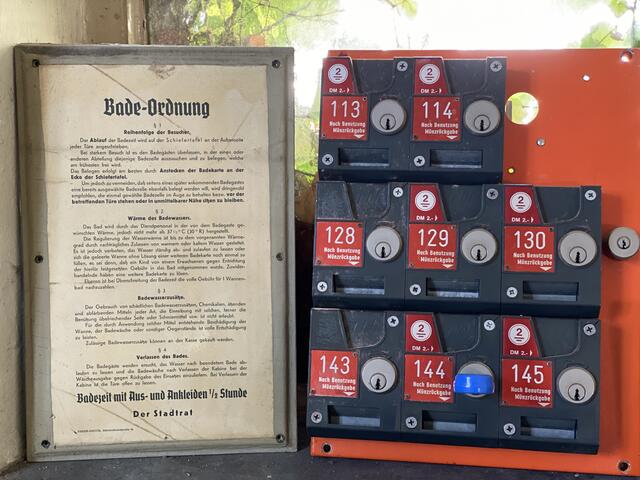 Viele alte Schätzchen wurden für die Fans gesammelt. Für den guten Zweck kann man sich ein Stückchen Original-Volksbad mit nach Hause nehmen.  | Foto: Nicole Fuchsbauer