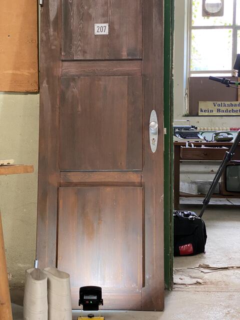 Viele alte Schätzchen wurden für die Fans gesammelt. Für den guten Zweck kann man sich ein Stückchen Original-Volksbad mit nach Hause nehmen.  | Foto: Nicole Fuchsbauer