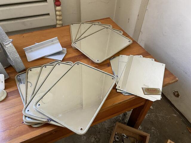 Viele alte Schätzchen wurden für die Fans gesammelt. Für den guten Zweck kann man sich ein Stückchen Original-Volksbad mit nach Hause nehmen.  | Foto: Nicole Fuchsbauer