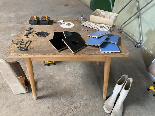 Viele alte Schätzchen wurden für die Fans gesammelt. Für den guten Zweck kann man sich ein Stückchen Original-Volksbad mit nach Hause nehmen - samt Gummistiefel des letzten Bademeisters.  | Foto: Nicole Fuchsbauer