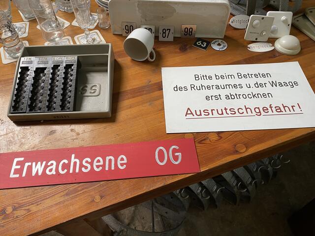 Viele alte Schätzchen wurden für die Fans gesammelt. Für den guten Zweck kann man sich ein Stückchen Original-Volksbad mit nach Hause nehmen.  | Foto: Nicole Fuchsbauer