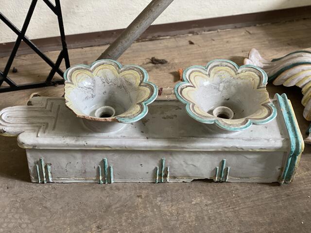 Viele alte Schätzchen wurden für die Fans gesammelt. Für den guten Zweck kann man sich ein Stückchen Original-Volksbad mit nach Hause nehmen.  | Foto: Nicole Fuchsbauer