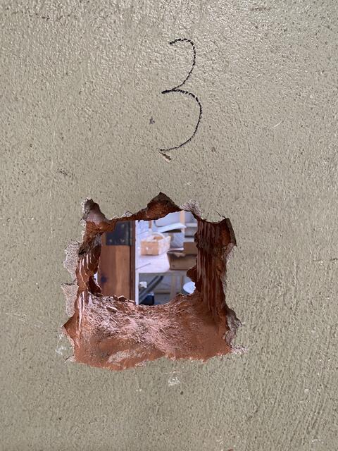 Viele alte Schätzchen wurden für die Fans gesammelt. Für den guten Zweck kann man sich ein Stückchen Original-Volksbad mit nach Hause nehmen.  | Foto: Nicole Fuchsbauer