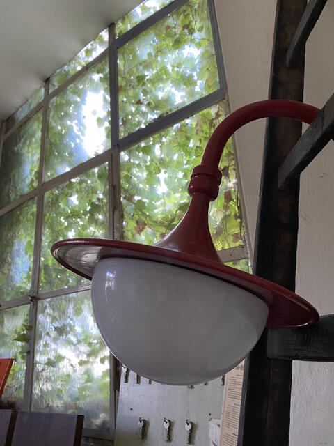 Viele alte Schätzchen wurden für die Fans gesammelt. Für den guten Zweck kann man sich ein Stückchen Original-Volksbad mit nach Hause nehmen.  | Foto: Nicole Fuchsbauer