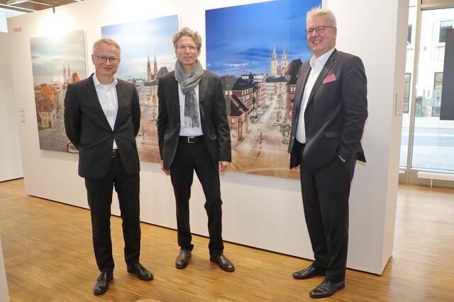 Der Nürnberger Fotokünstler Christian Höhn (Mitte) bei der Vernissage der Ausstellung ,,from dawn till dusk" der Sparkasse Nürnberg mit Dr. Matthias Everding (r.), Vorstandsvorsitzender der Sparkasse Nürnberg, und Dr. Michael Kläver, Stv. Vorstandsmitglied
Direktor Vorstandsstab und Kommunikation.  | Foto: Jürgen Friedrich