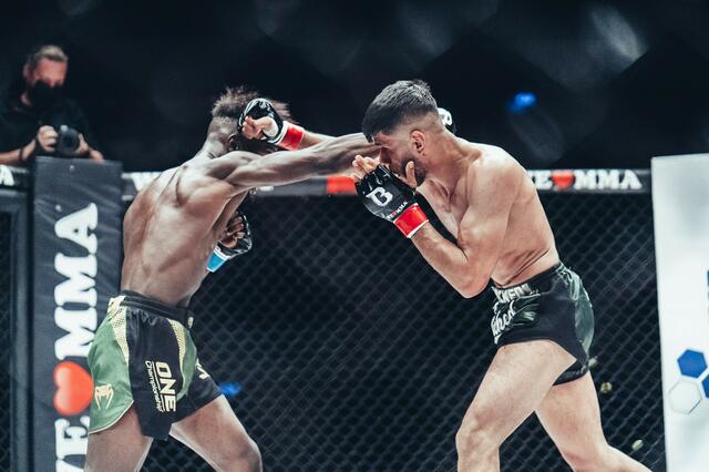 Batobo (links) vs. Tajik | Foto: P.Harazim We Love MMA