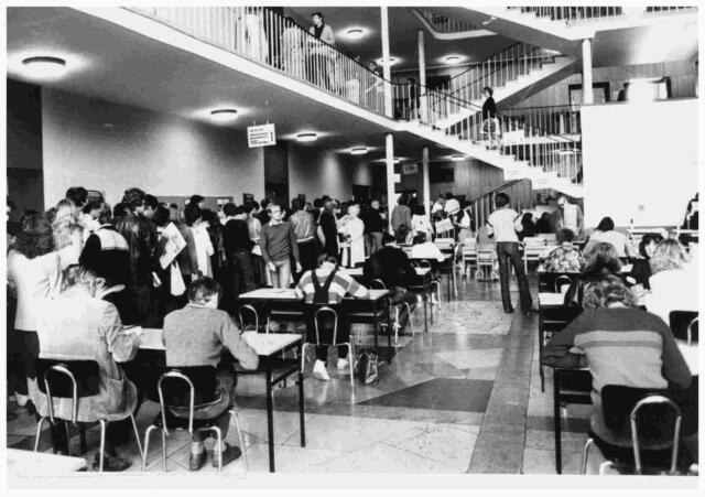 Schlange bei der Anmeldung 1980. | Foto: Peter Vrbata