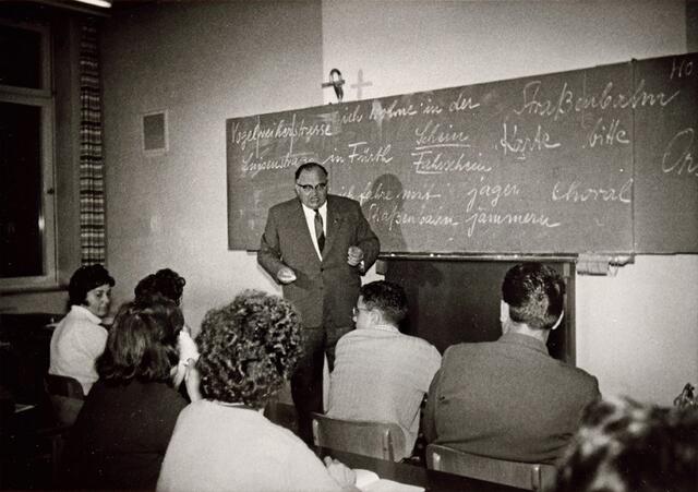 Ein Blick auf die Tafel zeigt, wie in den 1960er Jahren Deutsch unterrichtet wurde.  | Foto: Rudolf Knauer