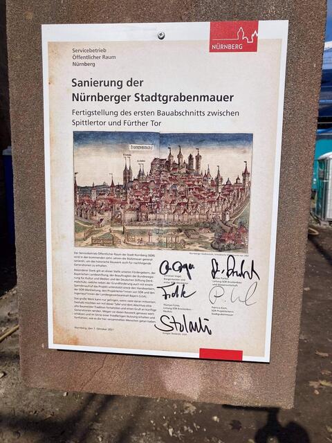 Bürgermeister Christian Vogel signierte eine Nachricht für zukünftige Generationen: Danach wurde die Platte mit Inschrift in das Mauerwerk eingelassen und der letzte Sandsteinblock aufgesetzt.  | Foto: Stadt Nürnberg