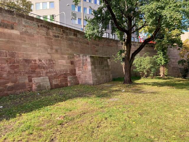 Der Servicebetrieb Öffentlicher Raum Nürnberg (Sör) saniert in den kommenden zehn Jahren die äußere Stadtgrabenstützmauer. Der erste Abschnitt zwischen Spittlertor und Fürther Tor wurde Anfang Oktober 2021 fertiggestellt und der Öffentlichkeit übergeben. | Foto: Stadt Nürnberg
