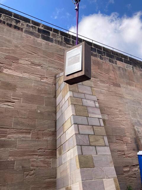 Der Abschlussstein wurde an einem Mauerstützpfeiler im Spittlertorgraben vor der Brücke am Fürther Tor gesetzt. | Foto: Stadt Nürnberg