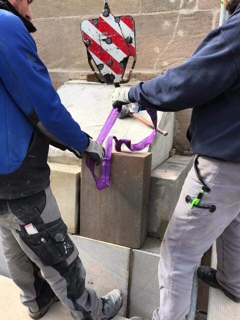 Der Abschlussstein wurde an einem Mauerstützpfeiler im Spittlertorgraben vor der Brücke am Fürther Tor gesetzt. | Foto: Stadt Nürnberg