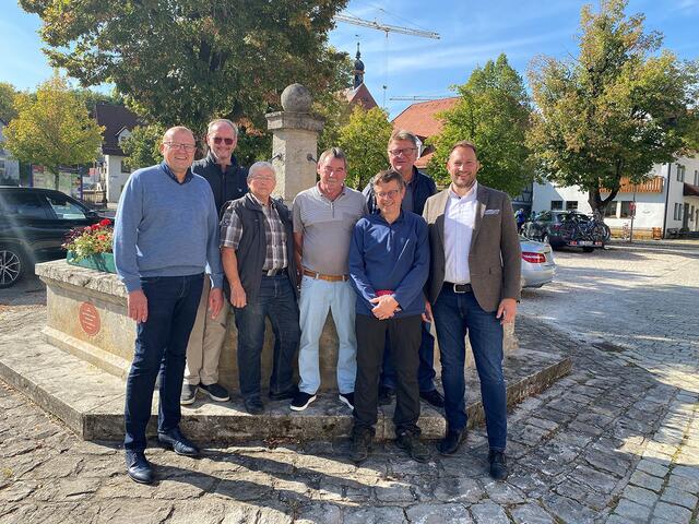 Geschäftsleiter Rüdiger Schmidt, die Bürgerbusfahrer Harald Schöttgen, Franz Kroll, Elmar-Link-Laufer, Friedrich Bauer, Dr. Ulrich Reitz und 1. Bürgermeister Stefan Reichold (v.l.).