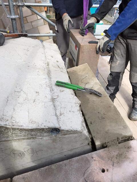 Der Abschlussstein wurde an einem Mauerstützpfeiler im Spittlertorgraben vor der Brücke am Fürther Tor gesetzt. | Foto: Stadt Nürnberg