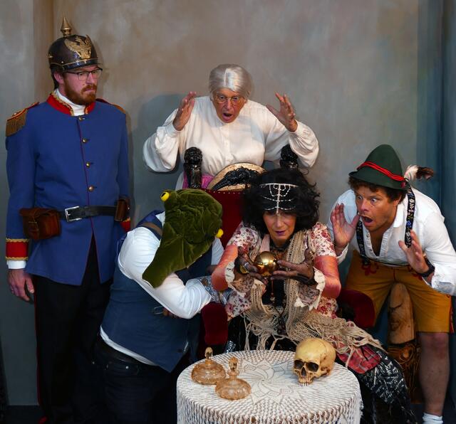 Im Bild von links: Wachtmeister Dimpfelmoser / Moritz Kraus, Wasti / n.n., Großmutter / Klaus Plutz, Frau Schlotterbeck / Jutta Horvath, Seppel / Sebastian Gentner.
