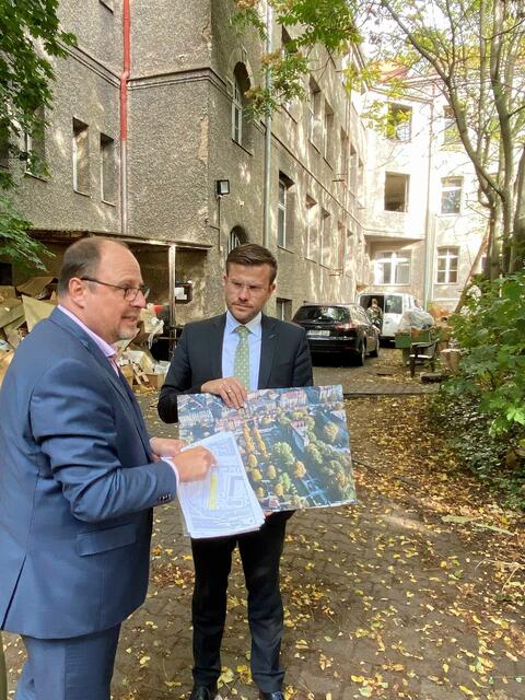 Oberbürgermeister Marcus König (r.) und Bürgermeister Christian Vogel präsentieren Bilder und die zum Abriss bestimmte ehemalige Pinselfabrik in St. Johannis. Anstelle der Fabrik soll eine Grünanlage entstehen.