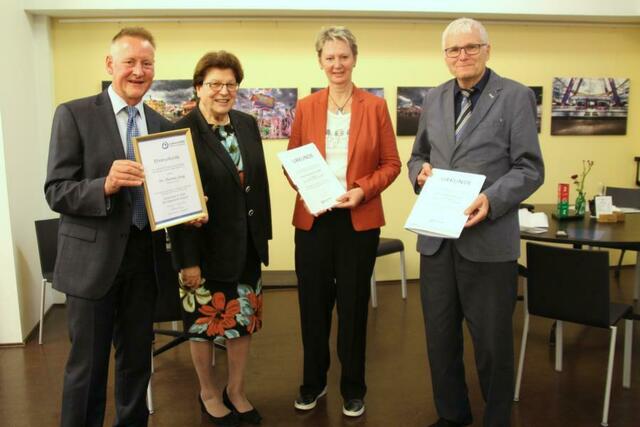 Weitere Jubilare: Die Vorstandsmitglieder Diethard Bischof (re.) werden für über 20 Jahre und Hannelore Schreiber (Mitte) für 10 Jahre Mitarbeit im Vorstand der Lebenshilfe Fürth ausgezeichnet. Seit 2013 ist Frau Schreiber als stellvertretende Vorsitzende aktiv.