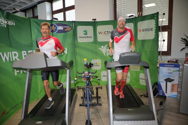 Beinhart: „Eisenfranke“ Bernhard Nuss (links) und Prof. Dr. Klaus Wübbenhorst, Vorstandsvorsitzender der Europäischen Metropolregion  Nürnberg, beim Marathon auf dem Laufband! | Foto: Jürgen Friedrich