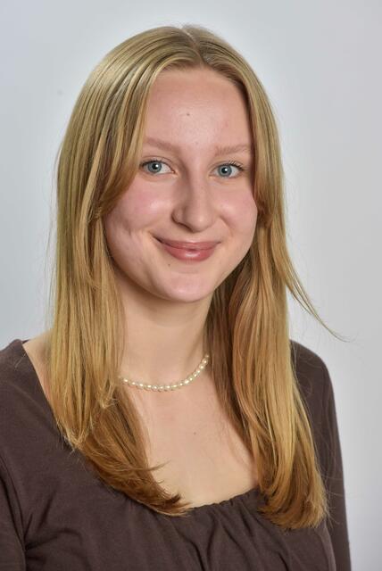 Emma Büttner 1,74 Meter, 17 Jahre. Schülerin des Neuen Gymnasiums Nürnberg. Hobbys: Singen, Ukulele spielen, kreative Handarbeit.  | Foto: Stadt Nürnberg / Christine Dierenbach