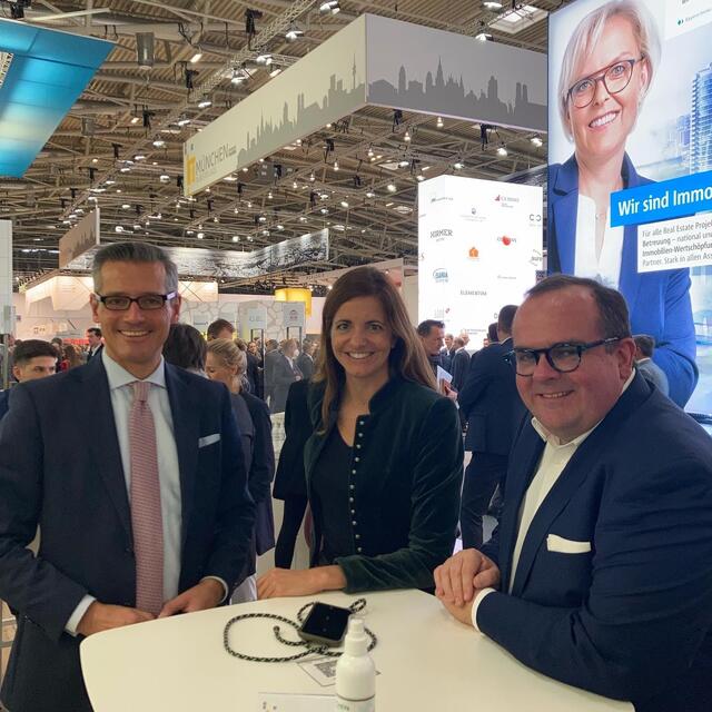 Die beiden bayerischen Metropolen und Standnachbarn im Gespräch: Clemens Baumgärtner (Wirtschaftsreferent der Stadt München, r.), Kristina Frank (Kommunalreferentin der Stadt München) mit Nürnbergs Wirtschaftsreferent Dr. Michael Fraas (l.).
