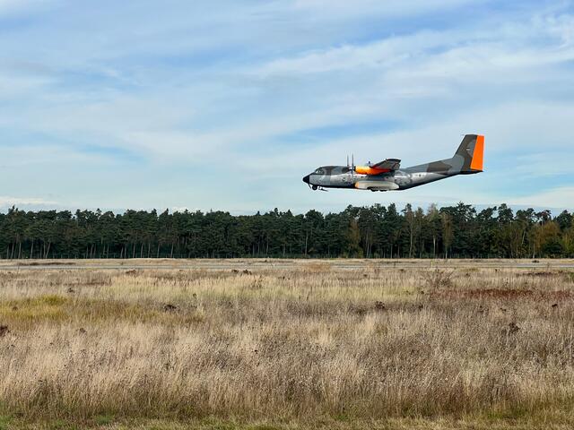 Eine der letzten Transall-Transportmaschinen – mit einmaliger Sonderlackierung – hat im Rahmen ihres Abschiedsflugs eine Zwischenlandung am Airport Nürnberg eingelegt. | Foto: Eine der letzten Transall-Transportmaschinen – mit einmaliger Sonderlackierung – hat im Rahmen ihres Abschiedsflugs eine Zwischenlandung am Airport Nürnberg eingelegt.