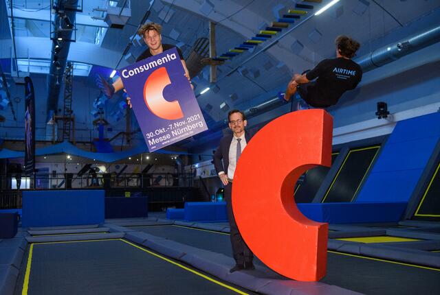 Erste Eindrücke der Consumenta 2021 im Airtime Park mit Mike Heißer (AFAG) und den beiden Trampolinspringern Nico und Cay von den Showcrewspringern.