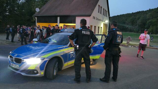 Polizisten stehen am Rand einer Hass-Demo gegen den Youtuber «Drachenlord».  | Foto: David Oßwald/NEWS5/dpa/Archivbild