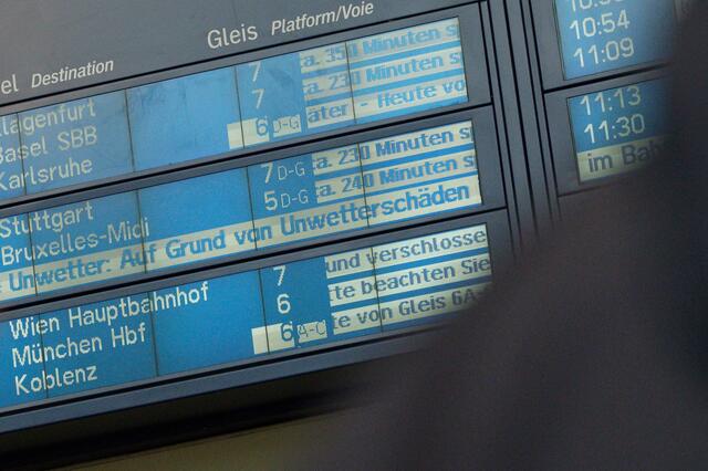 Wegen des Sturmtiefs hat die Deutsche Bahn den Fernverkehr in NRW eingestellt.