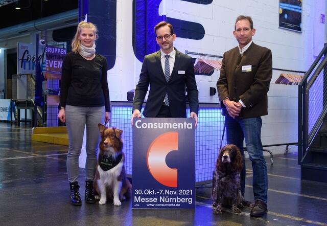 Eines der großen Themen: die Heimtier Messe vom 5. bis 7. November. Auf dem Bild (v.l.): Sabrina Sichert, Tierphysiotherapeutin mit Hund Lennox, Consumenta-Projektleiter Maik Heißer und Stefan Stirnweiß von den Bayerischen Staatsforsten mit Hund Lola.