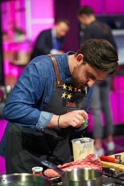 Janni aus Wendelstein bei Nürnberg kocht im Finale im Team von Tim Raue.  | Foto: © SAT.1/Jens Hartmann 