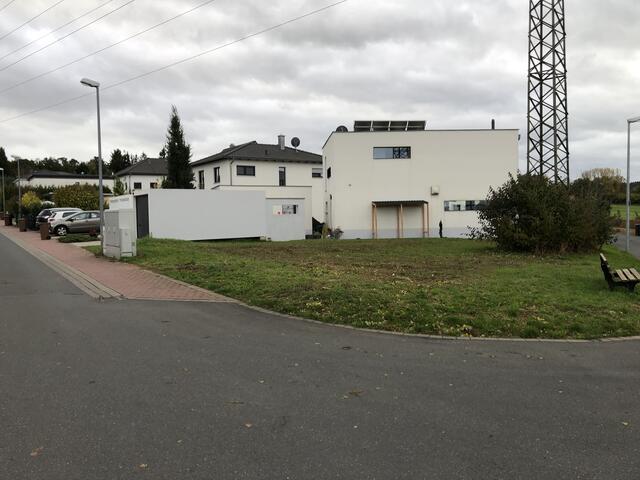 So sieht das Grundstück jetzt aus. Beide Bäume fehlen.