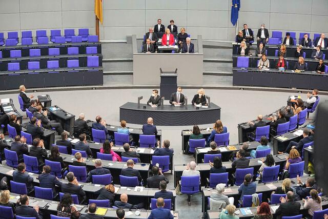 Bärbel Bas spricht nach ihrer Wahl zur Bundestagspräsidentin im Plenum.  | Foto: Michael Kappeler/dpa