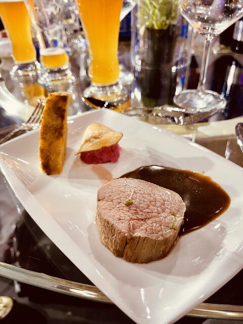 Von Starkoch Benedikt Faust stammt die Semerrolle vom Kalb mit Serviettenknödel. | Foto: Peter Maskow