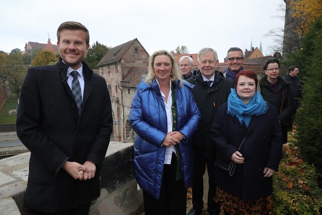 Oberbürgermeister Marcus König zeigte Bauministerin Kerstin Schreyer  gemeinsam mit Mitgliedern des Stadtrates wo in Nürnberg die Mittel der Städtebauförderung umgesetzt wurden und stellte künftige Pläne vor.  | Foto: Jürgen Friedrich